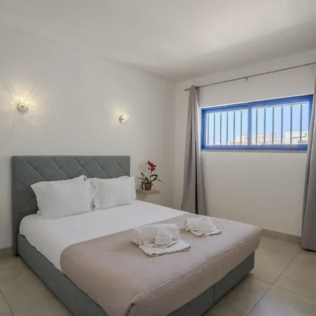Apartament #412 Poolside 1br Near Oura & Beaches
